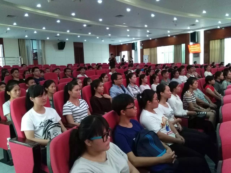 （受资助学生参加活动仪式）.jpg
