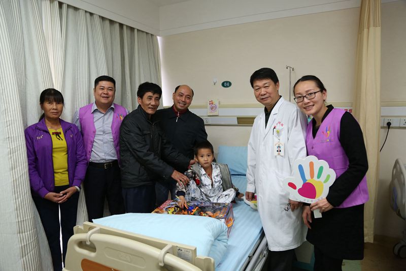 省青基会秘书长羊光然等领导与救助患儿黄华天一家合影留念.JPG