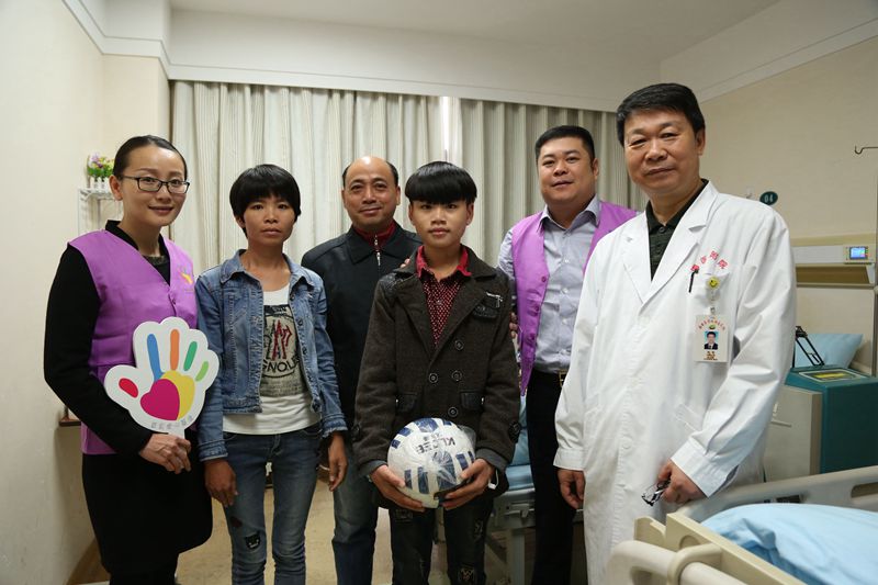 省青基会秘书长羊光然等领导与王文浩一家合影留念.JPG